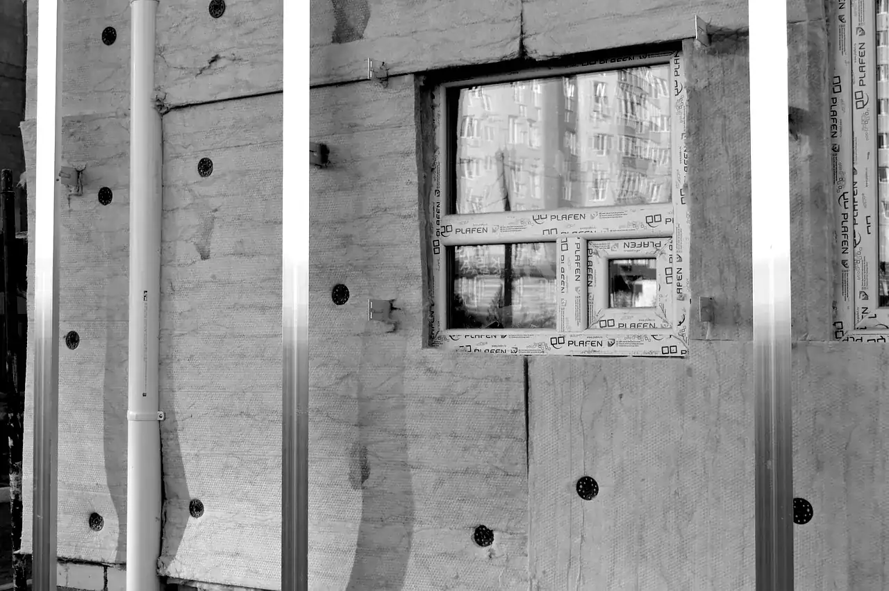 Panneaux d'isolation thermique posés sur la façade d'une maison en travaux